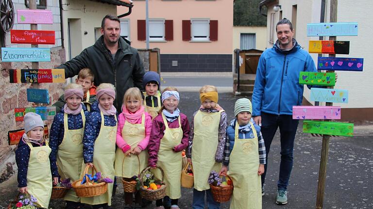 Die Jüngsten im Verein  nahmen mit Gabenkörbchen, Gartenschürze und selbstgebastelten Tafeln mit Leittexten sowohl am Gottesdienst wie auch am Fest auf dem Vereinsgelände teil.       -  Die Jüngsten im Verein  nahmen mit Gabenkörbchen, Gartenschürze und selbstgebastelten Tafeln mit Leittexten sowohl am Gottesdienst wie auch am Fest auf dem Vereinsgelände teil.