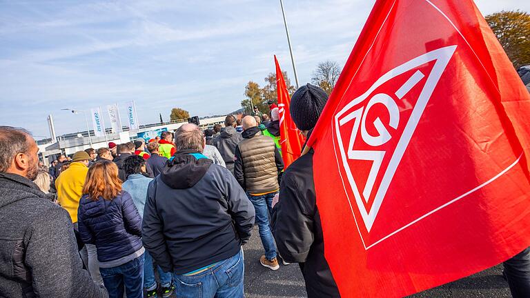 Warnstreik der IG Metall in Bad Neustadt: Die Gewerkschaft hatte Beschäftigte zu Kundgebungen aufgerufen.&nbsp;