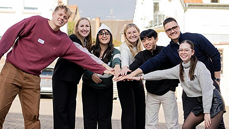 Bachelor- und Masterstudierende der THWS Business School freuen sich über ihr gemeinsames Projekt. Bachelor- und Masterstudierende der THWS Business School freuen sich über ihr gemeinsames Projekt.
