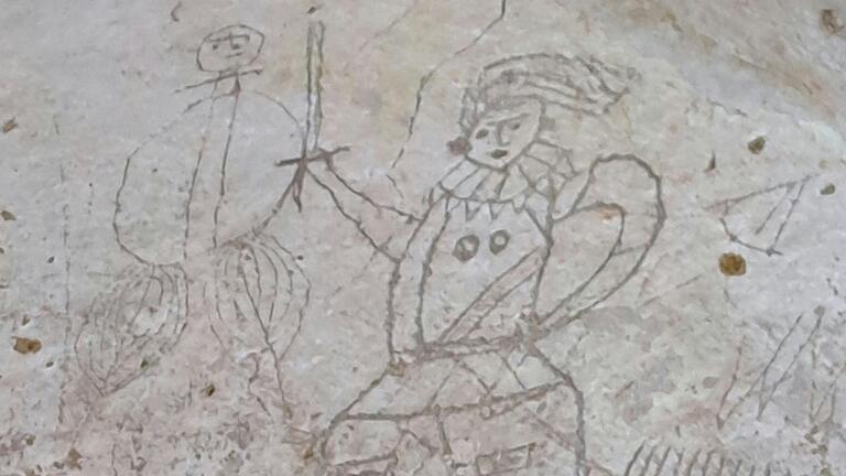 Das Graffiti aus dem Schlossgefängnis Oberschwarzach zeigt unter anderem einen Mann mit Schwert im mittelalterlichen Gewand. Das Graffiti aus dem Schlossgefängnis Oberschwarzach zeigt unter anderem einen Mann mit Schwert im mittelalterlichen Gewand.