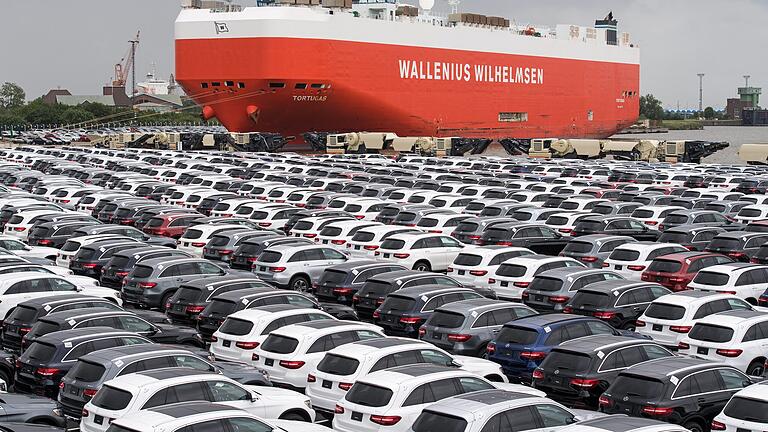 Neuwagen von Mercedes-Benz auf einem Autoterminal in Bremerhaven.&nbsp;