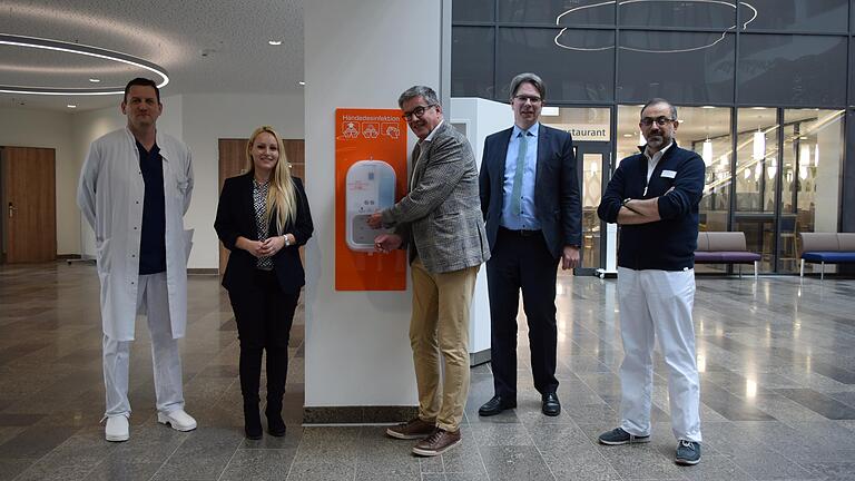 Pressekonferenz im Rhön-Klinikum Campus zum Thema Corona: Im Bild (von links) Dr. Michael Schneider (Chefarzt der zentralen Notaufnahme), Stefanie Straub (Kaufmännische Leitung), Professor Bernd Griewing (Vorstand Medizin) Jochen Bocklet (Geschäftsführender Direktor) und Dr. Hassan Soda (Chefarzt der Akutneurologie).