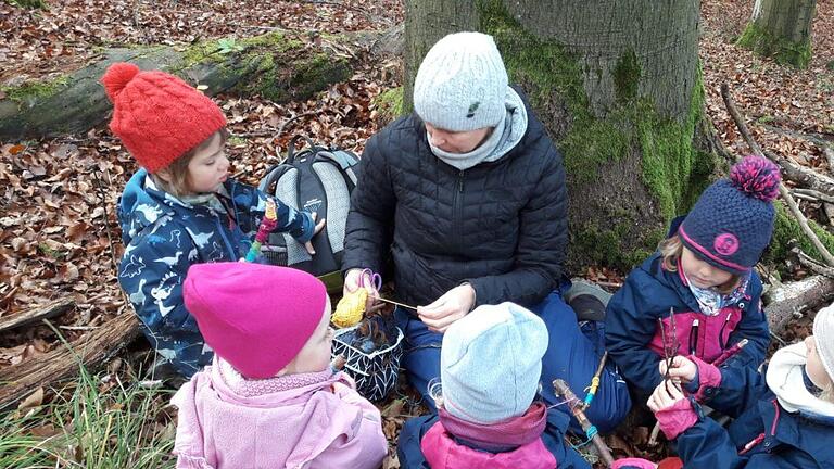 Kinder beim Spielen mit Wollfäden und Ästen. Foto: Andreas Lomb       -  Kinder beim Spielen mit Wollfäden und Ästen. Foto: Andreas Lomb