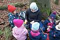 Kinder beim Spielen mit Wollfäden und Ästen. Foto: Andreas Lomb       -  Kinder beim Spielen mit Wollfäden und Ästen. Foto: Andreas Lomb