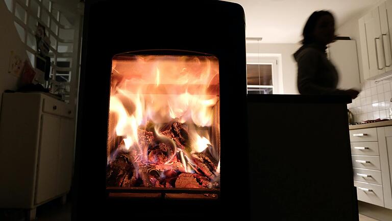 Ältere Holzöfen mussten in den vergangenen Jahren aus Umweltgründen oft stillgelegt werden. Als Reaktion auf die Gaskrise erlaubt der Freistaat Bayern nun, diese Öfen im Notfall wieder zu betreiben.