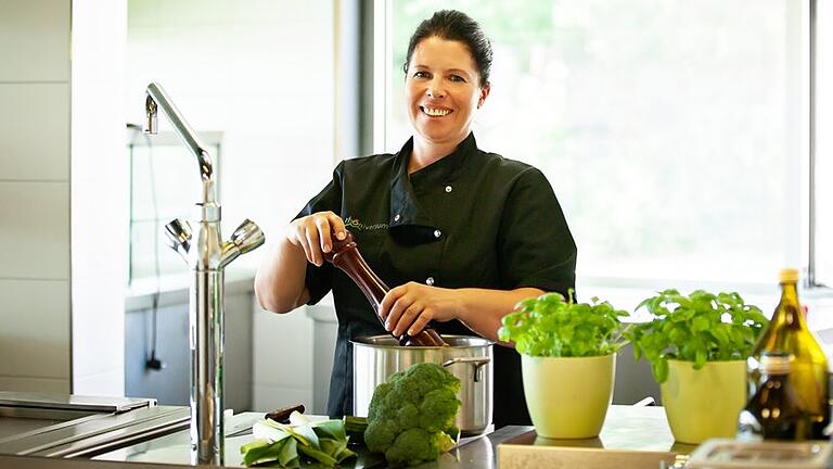Agnes Sitzmann ist Küchenchefin in der Umweltbildungsstätte Oberelsbach. Ihr Sohn freut sich schon auf das gemeinsame Kochen der Weihnachtsgans.