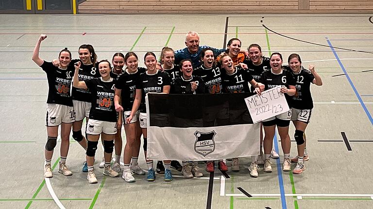 Die Frauen des HSV Thüngersheim haben die Meisterschaft in der Handball-Bezirksklasse Nord gewonnen. Hintere Reihe (von links): Lisa Stumpf, Laura Kohrmann, Annelie Sebert, Antonia Bauer, Trainer Michael Spahn, Helena Wehr, Pauline Vollmuth, Melanie Meyer. Vorne: Michelle Süß, Sophie Gößwein, Lilly Gößwein, Carina Süß, Magdalena Tessmer, Leonie Polednik und Mareike Galz.