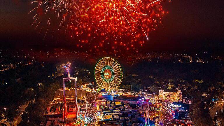 Spektakuläre Perspektive: Der Eröffnungsabend des Schweinfurter Volksfestes von einer Drohne fotografiert.