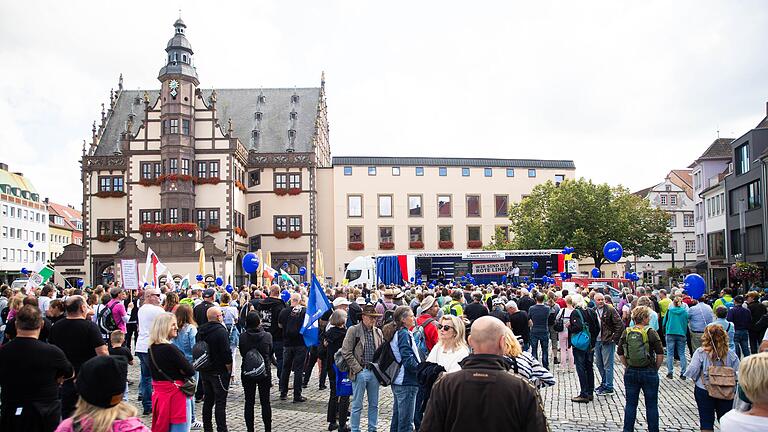 Unter dem Motto 'Franken steht zusammen' hatte eine Gruppe aus dem Querdenker/Verschwörungs-Milieu am 24. September in Schweinfurt zu einer Demo aufgerufen.&nbsp;