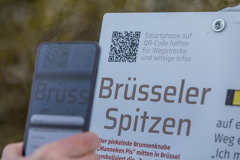 'Smartphone auf QR-Code halten für Wegstrecke und witzige Infos', heißt es auf den Ländertafeln. Momentan (Stand Jan. 24) landet man nach dem Scannen auf der Webseite der Tourist Information Veitshöchheim und erhält eine Beschreibung des Weges. Lustige Angaben sind geplant. 'Smartphone auf QR-Code halten für Wegstrecke und witzige Infos', heißt es auf den Ländertafeln. Momentan (Stand Jan. 24) landet man nach dem Scannen auf der Webseite der Tourist Information Veitshöchheim und erhält eine Beschreibung des Weges. Lustige Angaben sind geplant.