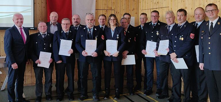 Landrat Thomas Habermann (links) mit den Geehrten der Freiwilligen Feuerwehren. Sie wurden für 25 und 40 Jahre aktiven Dienst ausgezeichnet.