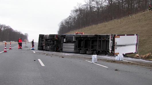 Umgekippter Sattelzug auf der A3 in Fahrtrichtung Nürnberg       -  Ein Sattelzug ist am Samstagmorgen auf der A3 in Fahrtrichtung Nürnberg bei Helmstadt (Kreis Würzburg) umgekippt.