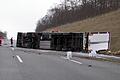 Umgekippter Sattelzug auf der A3 in Fahrtrichtung Nürnberg       -  Ein Sattelzug ist am Samstagmorgen auf der A3 in Fahrtrichtung Nürnberg bei Helmstadt (Kreis Würzburg) umgekippt.