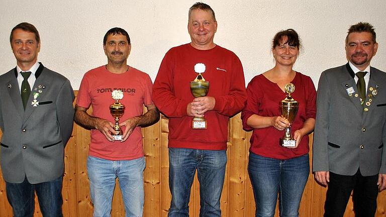 Dorfmeister 2017 ist Klaus Gerstner (Mitte), Platz zwei errang Cornelia Roth, Platz drei Horst Mauer. Mit den Siegern freuen sich Schützenmeister Jürgen Albert (rechts) und Sportleiter Thorsten Albert (links) vom Schützenverein Eichenlaub Alsleben.