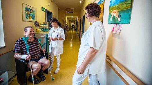 &bdquo;Auch die Bürger im nördlichen Landkreis haben Anspruch auf eine gute medizinische Versorgung&ldquo;, sagte der FUKS. Die Hofheimer kämpfen für ihr Krankenhaus. Im Bild Dr. Sabine Leucht (Mitte) und Krankenschwester Sabine Hepp mit einem Patienten.