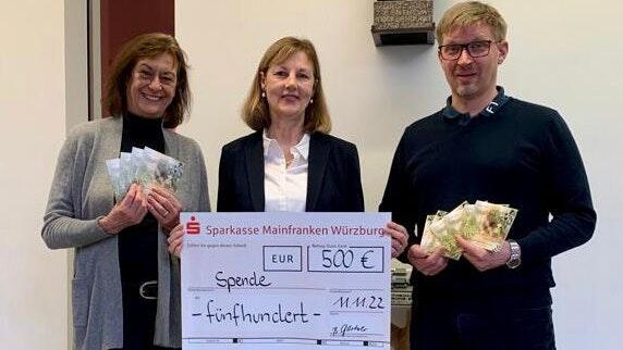 Autorin Brigitte Gärtner (Bildmitte) spendete 500 Euro an die Graf-zu-Bentheim-Schule.