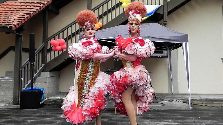 Eine eindrucksvolle Show boten die beiden Drag Queens Gizie Suprem und Claudia von Cartier (rechts) beim Fest der Vielfalt des Vereins Pride NES im Bildhäuser Hof von Bad Neustadt.