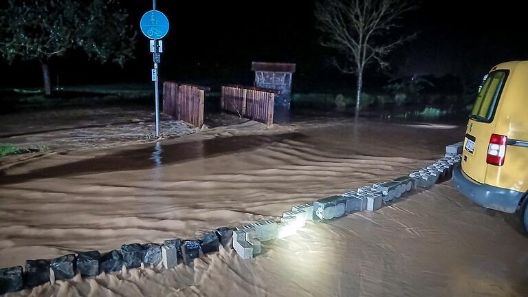 Binsbach stand in der Nacht von Donnerstag auf Freitag unter Wasser.