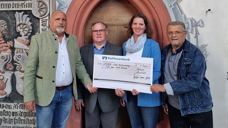 Auf dem Foto (von links): Bürgermeister Bertram Werrlein, Pfarrer Stefan Redelberger, Sandra Laudenbacher (Gemeindeteam Karbach) und Karl-Heinz Vogel (Kirchenverwaltung) bei der Spendenübergabe in der Pfarrkirche St. Vitus.