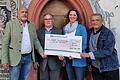 Auf dem Foto (von links): Bürgermeister Bertram Werrlein, Pfarrer Stefan Redelberger, Sandra Laudenbacher (Gemeindeteam Karbach) und Karl-Heinz Vogel (Kirchenverwaltung) bei der Spendenübergabe in der Pfarrkirche St. Vitus.
