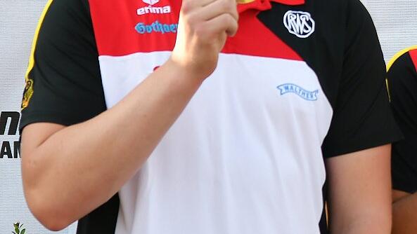 Sarah Bindrich (linkes Bild) gewann mit der deutschen Frauenmannschaft bei der Flinten Europameisterschaft im Trap-Teamwettbewerb die Silbermedaille, Jonas Bindrich (rechtes Bild) holte ebenfalls im Trap-Teamwettbewerb mit den Junioren Bronze.