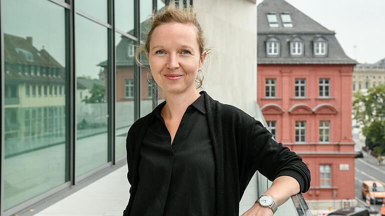 Die neue Schauspieldirektorin Barbara Bily auf dem Stadtbalkon des Neubaus des Mainfranken Theaters.&nbsp;