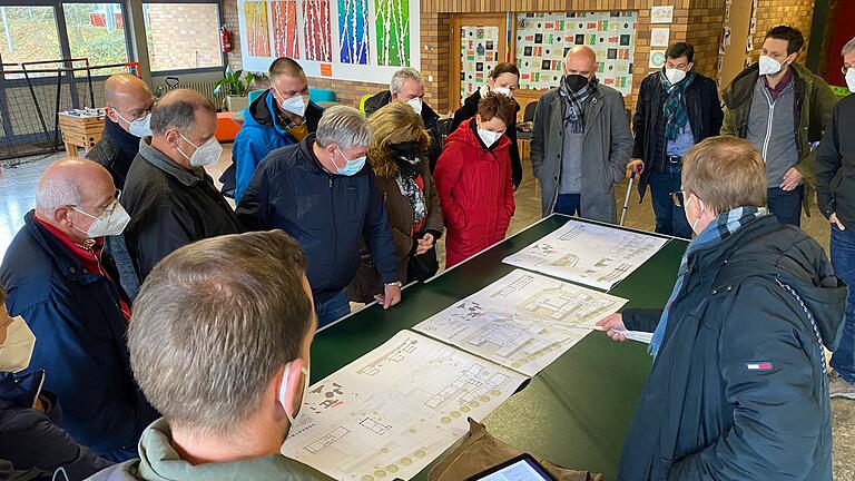 Mitglieder der CSU Kreistagsfraktion besuchten unter anderem die Rupert-Egenberger-Schule in Höchberg. Dort erläutert Architekt Stephan Haas Markus Fuchs den Kreisrätinnen und Kreisräten die Planungen für die Sanierung der Schule, wie auch die mögliche Erweiterung auf dem Gelände.