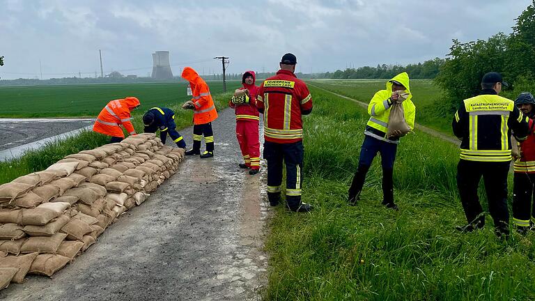 Egal welcher Organisation die Helferinnen und Helfer angehören: Hier arbeiten sie 'Schulter an Schulter' und bauen in einer bunten Menschenkette eine Deichverstärkung.