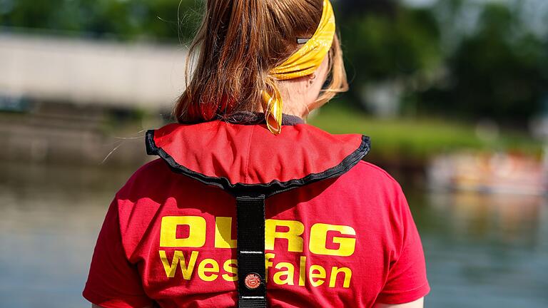 DLRG NRW       -  Vor allem Flüsse erweisen sich als gefährlich für Schwimmer - der DLRG trainiert auch dafür. (Symbolbild)