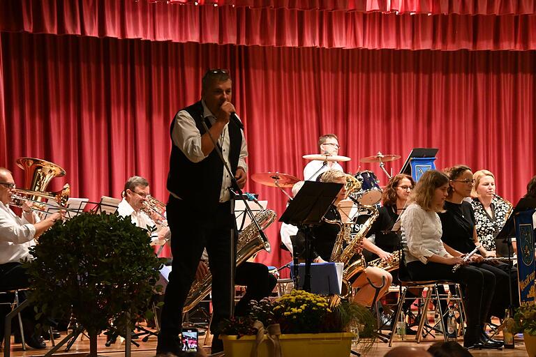 Moderator, Sänger und Saxophonist, das alles brachte Thomas Scheder an diesem Abend gekonnt unter einen Hut beim Konzert der Musikfreunde Höchberg.