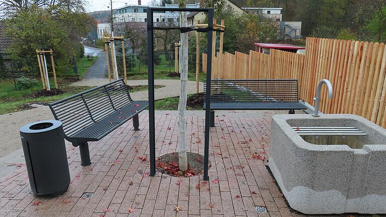 Ein Projekt in Bischofsheim, das kurz vor dem Abschluss steht, ist der Umbau des südlichen Stadtmauerumgangs.
Es gibt Bänke, Sitzgruppen mit Brunnen.