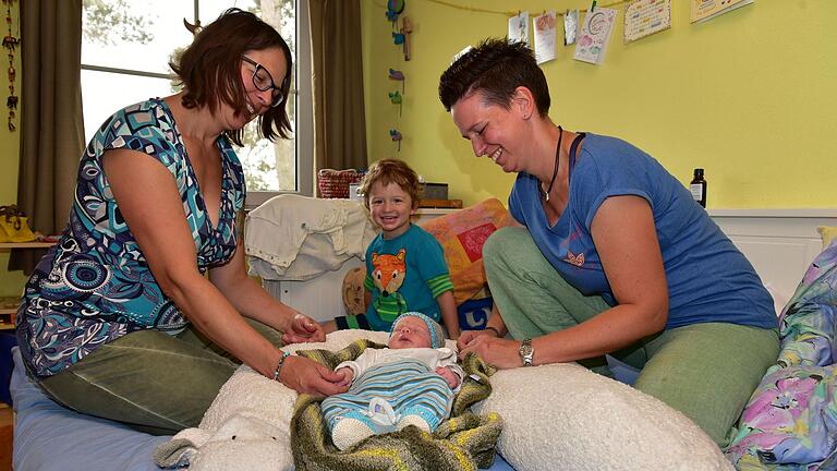 Doula Steffi Wohlleben (rechts) und Mutti Daniela Hönig mit Leon und dem Neugeborenen Benno. Doula Steffi Wohlleben (rechts) und Mutti Daniela Hönig mit Leon und dem Neugeborenen Benno.
