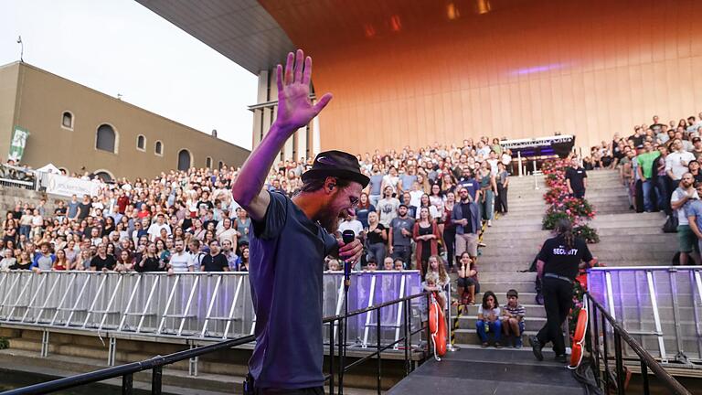 Konzert an der umgedrehten Halfpipe von Würzburg: Robert Gwisdek als 'Käptn Peng' beim Hafensommer.