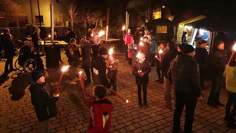 Große und kleine Fackelträger machten sich bereit für die Wanderung durch und um Hemmersheim beim „Winterabend im Freien“. Große und kleine Fackelträger machten sich bereit für die Wanderung durch und um Hemmersheim beim „Winterabend im Freien“.