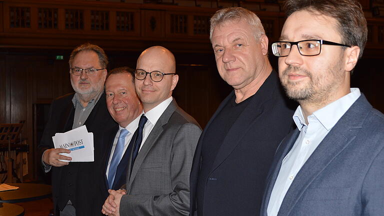 Machten sich am Donnerstagabend vor dem Wahlforum auf der Bühne schon mal locker (von links): Moderator Siegfried Farkas (Main-Post), Gerhard Schneider (CSU), Dirk Vogel (SPD), Peter Eggen (AfD) und Moderator Benedikt Borst (Saale-Zeitung).
