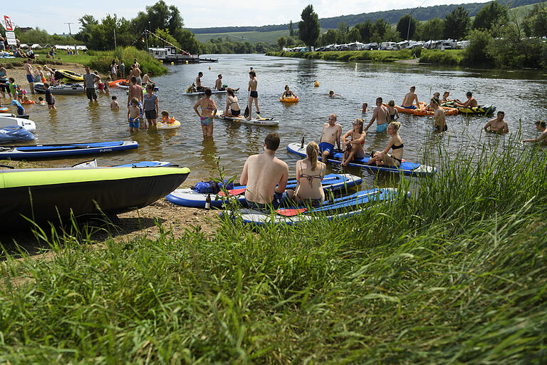 Die Mainschleife ist ebenfalls ein beliebtes Urlaubsziel. Auch hier sind viele Schwimmer und Stand-Up-Paddler unterwegs.