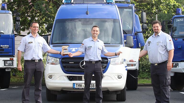 Bild der Ehrung (von links): Harald Lotter, Ortsbeauftragter THW Schweinfurt, Julian Knaup Zugführer THW Schweinfurt und Andreas Herold Leiter der THW Regionalstelle Bamberg.