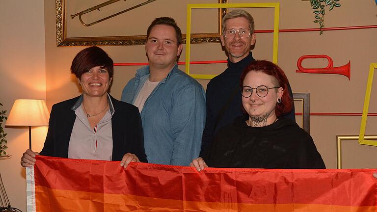 Der Vorstand des neu gegründeten Vereins Pride NES mit (von links): der Vorsitzenden Peggy Pusch, Kassier Kevin Menne, Schriftführer Andreas Schmitt und der zweiten Vorsitzenden Madlen Wittmann. Der Vorstand des neu gegründeten Vereins Pride NES mit (von links): der Vorsitzenden Peggy Pusch, Kassier Kevin Menne, Schriftführer Andreas Schmitt und der zweiten Vorsitzenden Madlen Wittmann.
