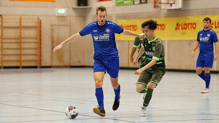 Alter und neuer Hallenkreismeister: Am ETSV Würzburg kommt keiner in der Halle vorbei. Hier schirmt Janis Sepper (ETSV Würzburg) im letzten Vorrundenspiel den Ball gegen King Baltazar (DJK Würzburg) ab.