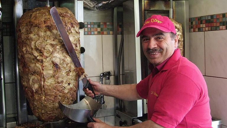 Coskun Cakir: Darf 2024 nicht mehr zur Laurenzi-Messe, weil er nach Mitternacht noch Döner verkauft hat. Coskun Cakir: Darf 2024 nicht mehr zur Laurenzi-Messe, weil er nach Mitternacht noch Döner verkauft hat.
