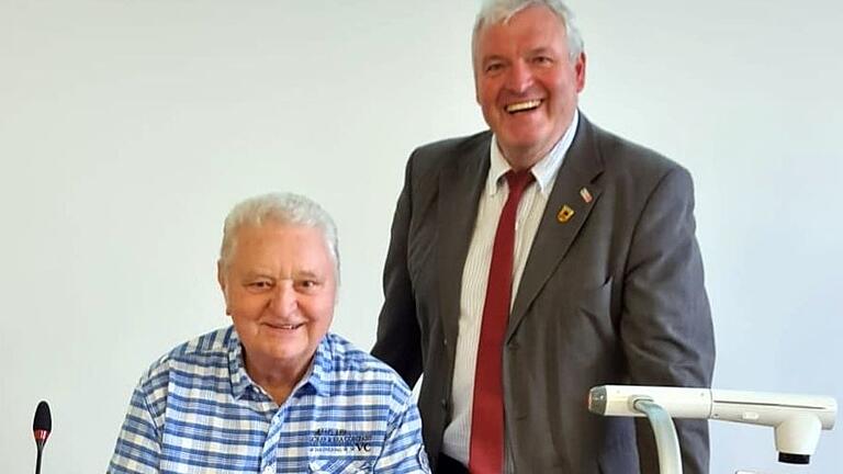 Helmut Will (links) beim Eintrag in das Goldene Buch der Stadt Ebern mit Bürgermeister Jürgen Hennemann.