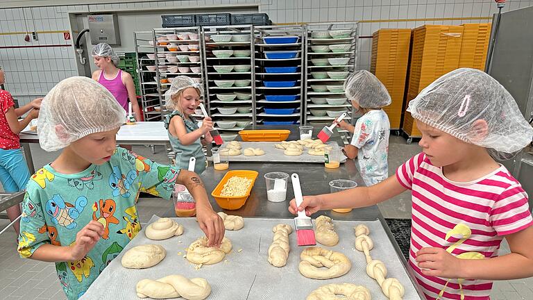 Viel Spaß hatten die Kinder in der Bäckerei Weber, wo sie bei selbst Brezeln wickeln durften und zusätzlich Schildkröten formten.