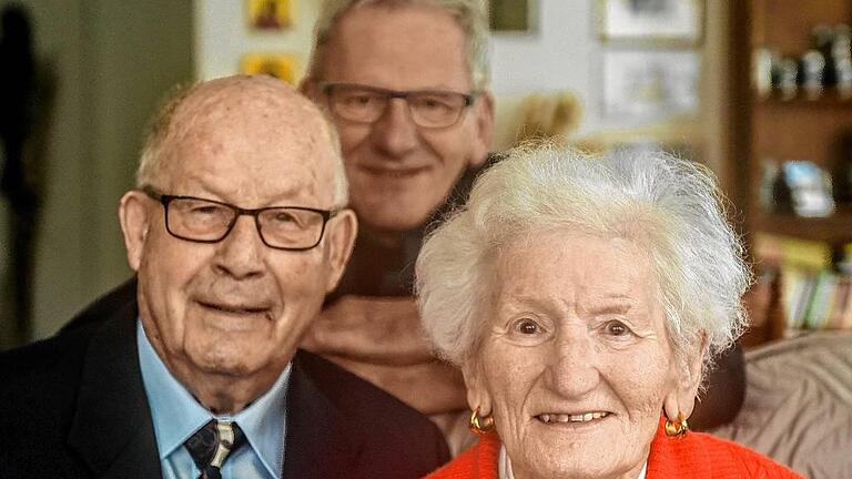 Rosa und Hugo Lenssen sind seit 70 Jahren verheiratet. Am Dienstag feiern die Eltern von Domkapitular und Kunstreferent der Diözese, Jürgen Lenssen, Gnadenhochzeit.