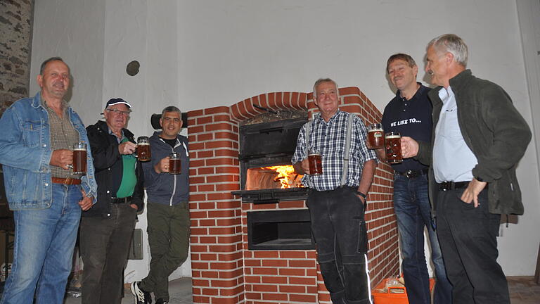 Der Backofen im alten Brauhaus in Rügheim entsteht.