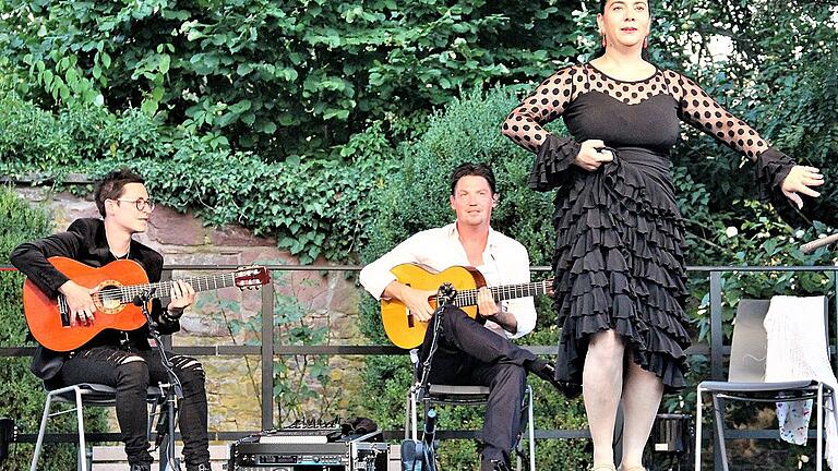 Gitarrenklänge und Flamenco im Stadtgärtchen: Das Duo Café del Mundo mit Alexander Kilian (links) und Jan Pascal sowie die Tänzerin Azucena Rubio.