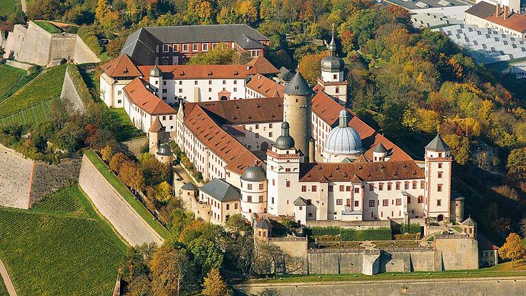 Die Festung Marienberg in Würzburg. Das neue Museum für Franken wird im vorderen Viereck entstehen. Noch ist es im barocken Zeughaus untergebracht (hinten im Bild).