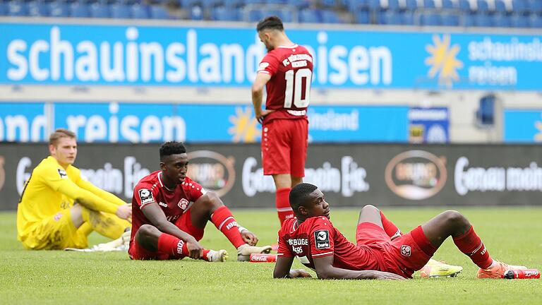 Die Köpfe hängen trotz des Punktgewinns beim Tabellenführer: Vincent Müller, Frank Ronstadt, Albion Vrenezi und Leroy Kwadwo nach dem Abpfiff beim MSV Duisburg (von links).