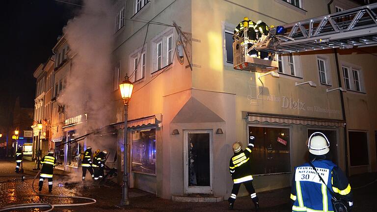 Bei einem Brand in der Nacht des 12. November 2013 wurden Fassade und Geschäft des Dietz-Hauses am Kitzinger Marktplatz beschädigt. Die Hauseigentümerin musste von der Feuerwehr mit der Drehleiter geborgen werden.