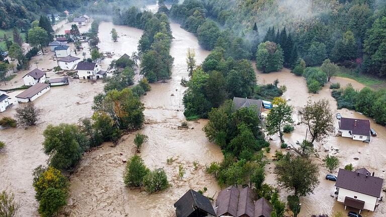 Hochwasser in Bosnien-Herzegowina       -  Bei Überschwemmungen und Erdrutschen in Bosnien-Herzegowina kamen mindestens 18 Menschen ums Leben (Foto aktuell).