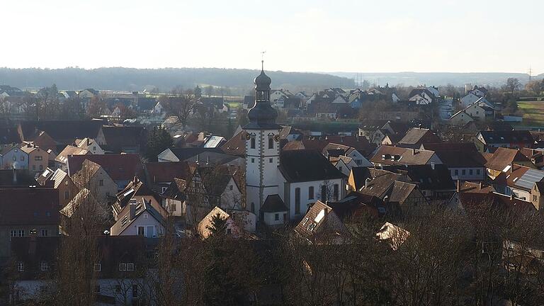 Sickershausen von oben: Der Gemeindeteil ist seit 50 Jahren ein Stadtteil Kitzingens.